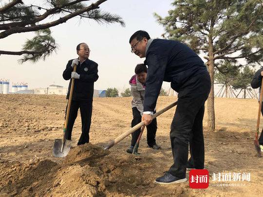 北京市市长陈吉宁参加义务植树活动